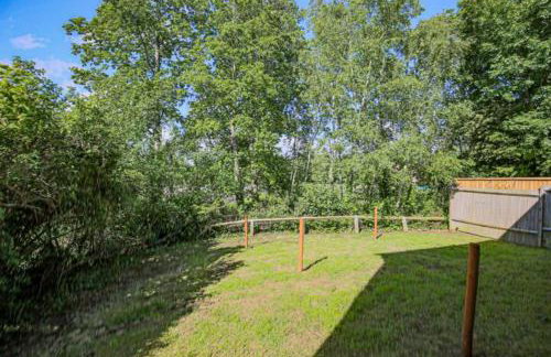 Lowndes House - Close to City Centre - Garden, Free Parking and Smart TV by Yoko Property - Foto 16