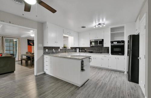 The Huge Home I Next 2 SHSU I Sleeps 16 I PingPong - Foto 14