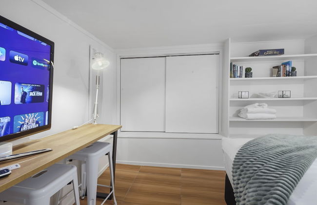 Newly Renovated Studio w Parking-Netflix - Photo 10