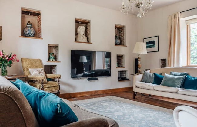 Lavish Tudor Estate Gardens - Sleeps 25 - Foto 8