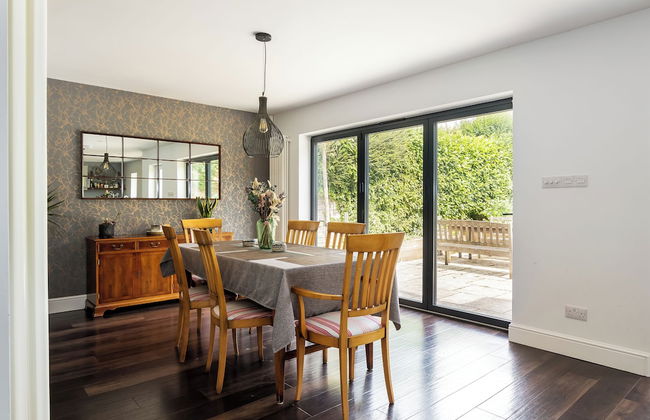 Stunning 5 Bed in the Centre of Bourton - Photo 24