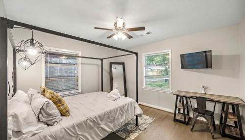 3 Bedroom Home The Neighborhood Spot desks in 2 rooms high speed Internet wifi Kick Back & Relax close to Houston Hobby Airport 5 star superhost - Foto 4
