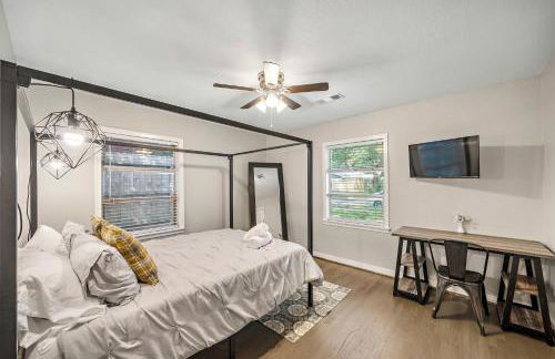 3 Bedroom Home The Neighborhood Spot desks in 2 rooms high speed Internet wifi Kick Back & Relax close to Houston Hobby Airport 5 star superhost - Foto 4