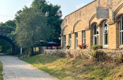 Beautiful old bank in Bakewell - Photo 16
