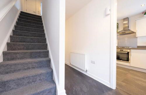 Stylish 3BR Home with Garden & Free Parking - Near O2 Academy & City Centre - Foto 28