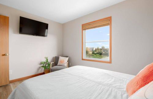 Boho Cleveland Bungalow - Sun-Drenched 2BR with Deck - Foto 15