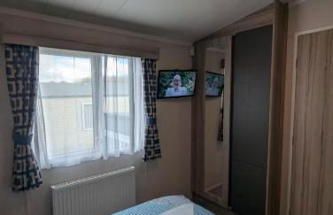 Pet friendly Holiday Home located at 5 Star award winning Shorefield Country Park - within walking distance to Milford on sea Beach - Photo 10