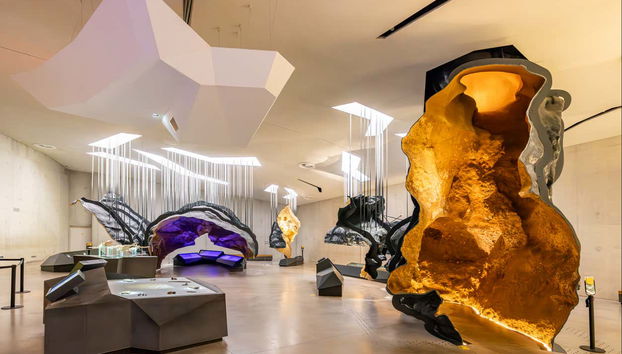 Cave Art Center & Lascaux Cave Guided Tour - Photo 2, Admire fascinating exhibits in Lascaux IV