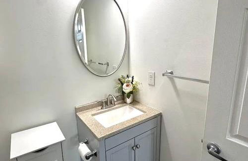 NEW - Mins to Hospitals - Manchester - Derry - Nashua - Concord - Queen Bed - Foto 27