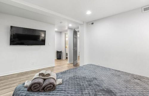 Basement with Full Kitchen and Near Downtown - Photo 7