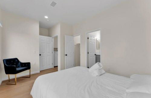 Urban Retreat Fun Relax Self Check-In Hot Tub Foosball Fire Pit Cornhole - Photo 3