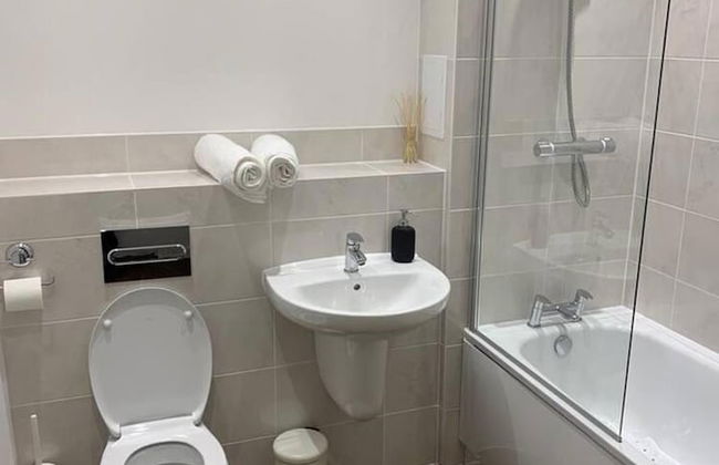 Stunning 2-bed Apartment in Grays - Photo 38