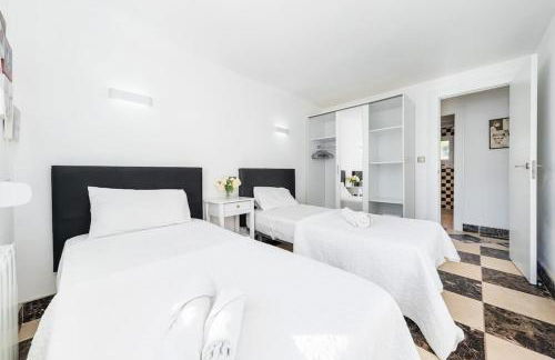 Entire Large Villa next to Award-winning beach - Foto 16