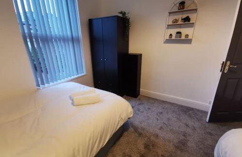 Spacious & comfy 4 bed house, 6 Beds, Free Private Parking & Wifi - Foto 26