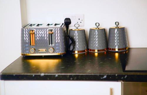 Perfect 1 Bed Apartment Sleeps 5 1 Kingsize bed 1 double Sofabed & Foldable Single bed Free Parking Wifi good transport network shopping Holiday Makers Families Contractors in North London - Photo 18