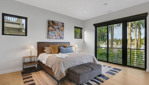 4BR 4BA Modern Lakefront Lodge - Photo 2