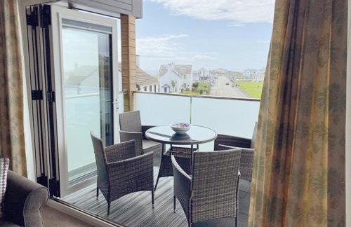 1 Y Bae - Top Floor Apartment - Photo 3