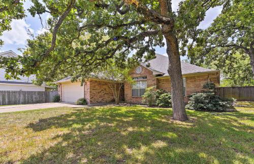 Cozy College Station Home with Patio and Fireplace - Foto 24