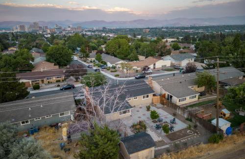 MtnCity Views 4BR Firepit FamilyRetreat NearUNR - Foto 42