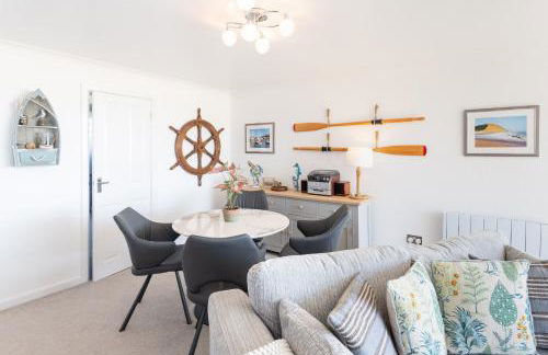 NEW Beachfront Apartment slps 4, West Bay, Dorset - Photo 6