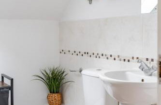 Stylish 5Bedroom Getaway in Quiet Mildenhall Area - Photo 49