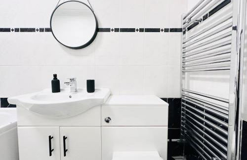 Steel Town Lodge - Contractor & Family Stay with Dart Board - Foto 20