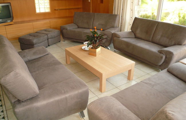 Spacious Home With Garden - Photo 16