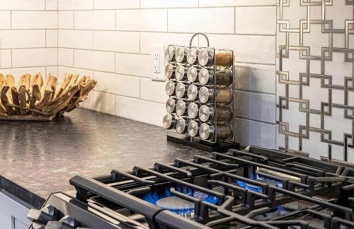 Renovated & Sophisticated Home Near Beach & Shops! - Photo 3