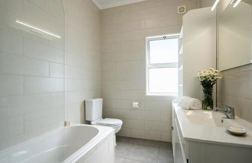 Bright & Spacious Villa by Beach - Photo 33