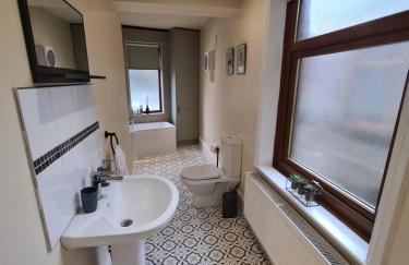 Spacious Mytholmroyd Apartment with River Views - Photo 16