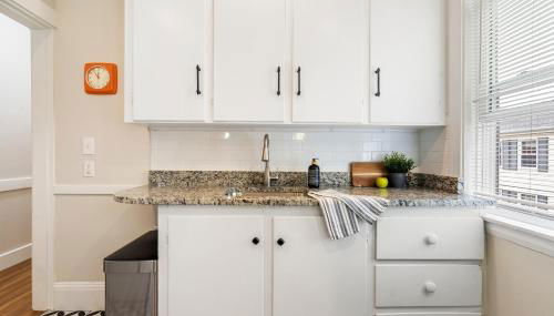 Downtown Beverly Minutes to Salem+Train w/Parking - Photo 3