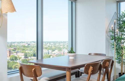 High Rise Retreat w City Skyline Views Shared Gym - Photo 55