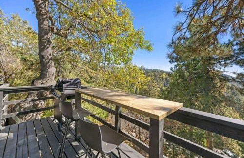 Updated Mountain Cabin Retreat with 180 views off Deck and Balcony - Foto 11