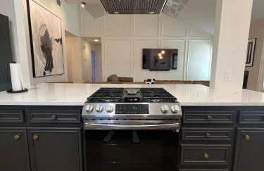 Midland Luxe, Pool, Fire Pit, Workspace, Pool Table - Foto 64