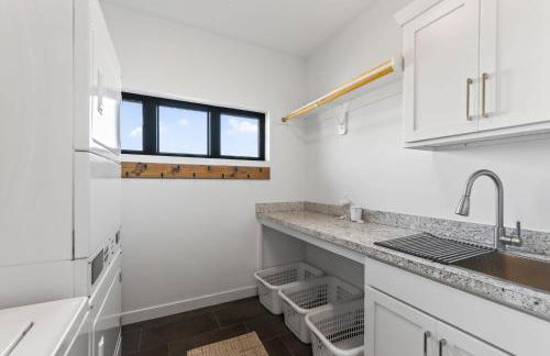 4BR Home with 4 Private Bathrooms 20 Min from Airport - Foto 34