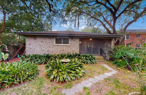 Updated house with enclosed yard, patio, central AC, & washer/dryer - Foto 1