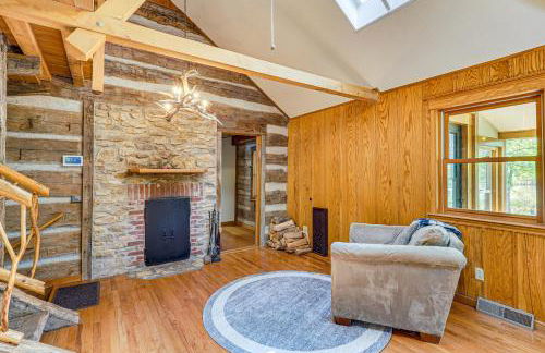 Historic Clark Cabin with Deck and Fishing Pond Access - Foto 6