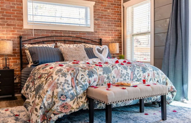 Romantic Cabin Retreat By Ghosal Luxury Lodging - Photo 3