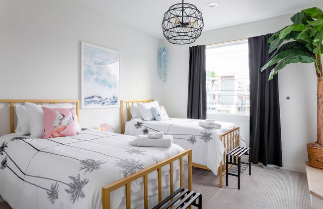 Insta-worthy Two House Corner Compound - Foto 40