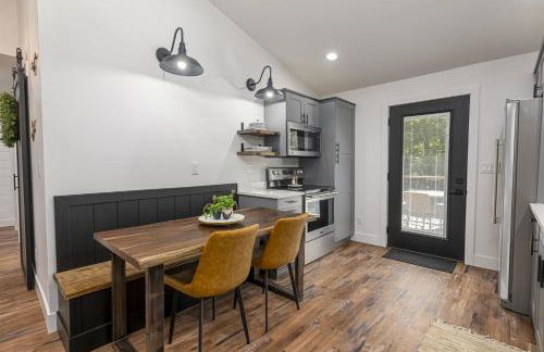 Modern 2BR Cabin w Hot Tub Near Wine Trail - Photo 16