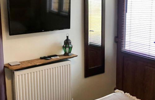 Cute self-contained guest room with ensuite and private decked porch in Glastonbury - Photo 10