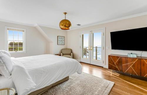 Oceantfront Estate with Luxury Kitchen & Game Room - Photo 19