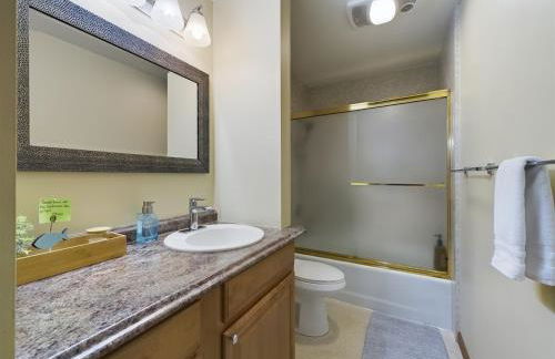 Updated Duplex with Mountain & Filtered Water View - Foto 25