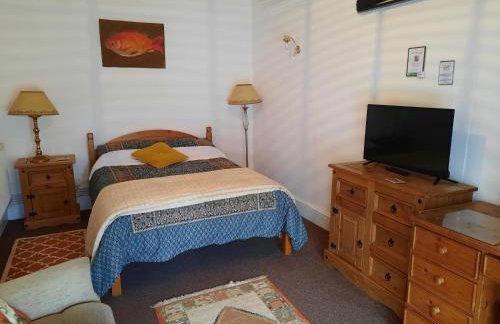 Double Ensuite with Bath, Sofa, Desk, Wardrobe - Foto 2