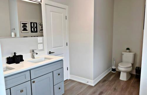 Modern 4BR Townhouse with Parking & Lake Views - WVille rep 4 - Foto 29