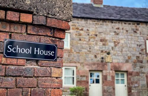 School House, cosy cottage for 12 with hot tub in the Peak District - Photo 37
