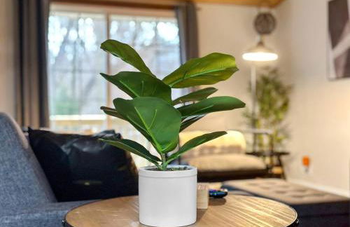 Comfort Cabin - 2BD Family Getaway in Creve Coeur - Photo 40