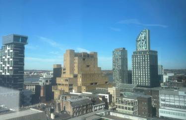 Two Bedroom City View Apartment Liverpool by StaySavvy Accommodation - Photo 23