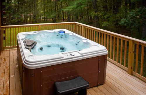 Poconos True Log Cabin with Sauna, Movie Theather, Hot Tub & Fire Pit! - Foto 38