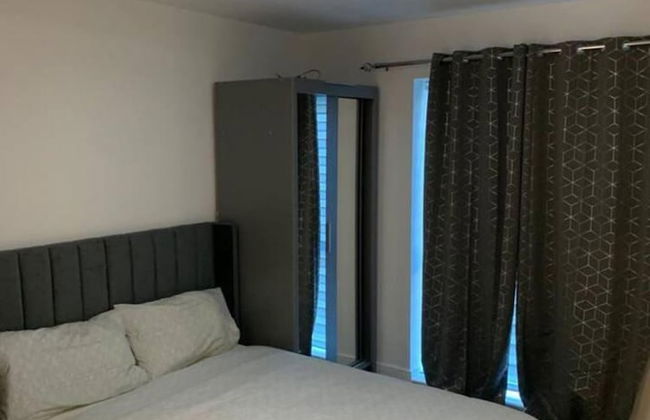 Inviting 2-bed Apartment in Grays - Photo 5